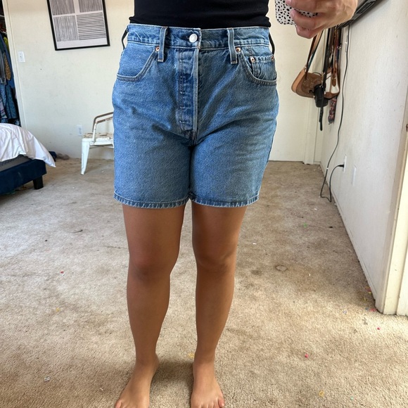 High rise mid thigh 501 Levi shorts - Picture 2 of 6